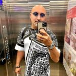 Aram Ananyan Instagram - Длинная дорога в ночь … утро ☕️… аэропорт … вылет в Москву 🛫 … сьемки 🎬 Если Вам тяжело - не гневайтесь 🙏🏽 Гнев начинается с безумия и заканчивается сожалением. Оставайтесь всегда в спокойствие. Терпение - вот самое сильное оружие 🫶🏼