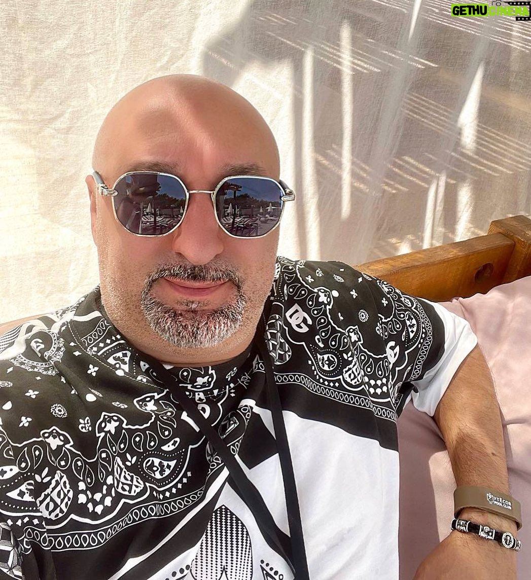 Aram Ananyan Instagram - ▪︎ То, что сейчас кажется тебе проблемой, на самом деле может стать началом чего-то замечательного. Любой опыт полезен. Проблемы должны заставлять тебя действовать, а не вгонять в депрессию. ▪︎ Не зацикливайся на ошибках, прошлое не изменить. Но в твоих силах влиять на настоящее и будущее. ▪︎ Перестань сравнивать себя с другими и стремиться к нездоровому совершенству. ▪︎ Не откладывай свои мечты на потом, не стесняйся себя. ▪︎ Не кори себя за то, что мало продвинулся, а похвали за то, что делаешь все возможное. ▪︎ Абсолютно все, что ты хочешь изменить в своей жизни и что хочешь в неё добавить, в твоих руках.