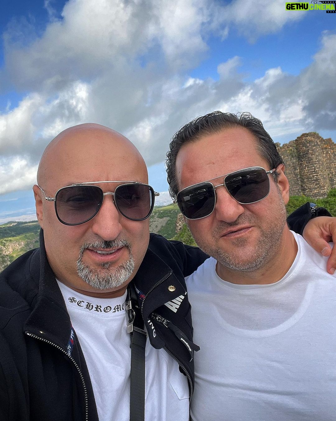 Aram Ananyan Instagram - Никогда не забывайте, что кто-то благодарен вам за то, что вы есть в его жизни. Всё, что вы переживаете сейчас, или переживали вчера, весь этот груз, когда нибудь станет для вас просто пылинкой. Просто живите и переживайте всегда достойно 🫶🏼