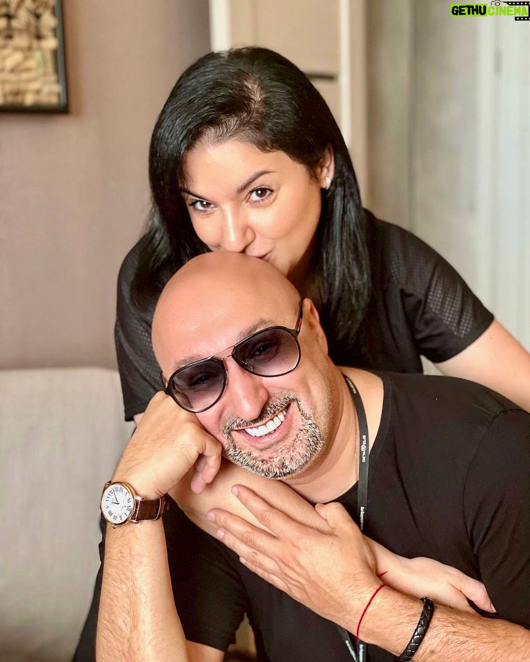 Aram Ananyan Instagram - Систер, сегодня твой праздник 🌺 – твой день рождения 🫶🏼 И пусть с сегодняшнего дня и всю оставшуюся жизнь, каждый день будет ясным и солнечным, а ночь звездная и романтичная 🥰 Будь всегда счастливой и любимой!!! Нет ничего лучше, чем быть твоим старшим братом. И сегодня я хочу тебе об этом напомнить. Ведь в жизни так важно иметь кого-то, кто способен разделять эти радостные моменты «кровного единения», направлять по жизни, иногда и учить, помогать и подсказывать))) 💖 Я благодарю Бога за то, что он послал мне такую сестру. Для меня ты родной и близкий человек, который всегда рядом с заботой и переживаниями, где то поворчишь, а порой, просто улыбнешься и на душе сразу же становится легко. Happy birthday 🥳 Пусть все твои мечты станут реальностью и принесут тебе долгие годы счастья, а я постараюсь помочь и всегда рядом 😘 @djuletta_novruzi Будь хранима небесами и смотри на мир счастливыми глазами 🫶🏼