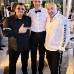 Aram Ananyan Instagram - С юбилеем тебя, мой дорогой @dyuzhev_d 🎇🎂 Мужчина бальзаковского возраста))) 45 - в три раза лучше, чем в 15 Возраст человека делится на три стадии: «Детство. Юность и… «Вы отлично выглядите!». Есть правда еще четвертый этап — совсем грустный – «Вы прекрасно держитесь!». Так хочется подольше задержаться в третьем возрасте. Пусть этот прекрасный возраст окажется новым расцветом сил и жизненной энергии. Это время побеждать, достигать, вдохновлять и просто красиво жить! Пусть рядом будут любящие люди, мудрые партнеры и верные друзья. Пусть оптимизм и сильный дух дают невероятные новые возможности. Крутых проектов, идей, увлечений, друзей, наград и достижений!!! 🍷 #happybirthday #сднёмрождения