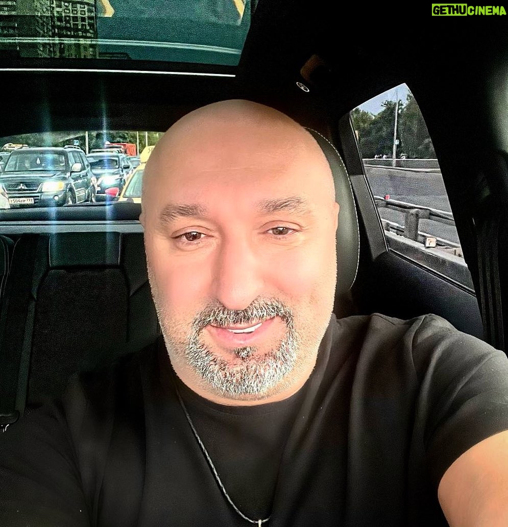 Aram Ananyan Instagram - Есть три ловушки, которые воруют нашу радость, здоровье и мир: это … сожаление о прошлом, тревога за будущее и неблагодарность за настоящее. Поймите: время не ждёт человека. Сегодняшний день – это уже подарок. Один из самых полезных жизненных навыков – это умение быстро забывать всё плохое: не зацикливаться на неприятностях, не жить обидами, не упиваться раздражением, не таить злобу. Не стоит тащить разный хлам в свою душу.