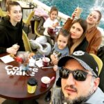 Ararat Keshchyan Instagram - У четверых из них моя кровь, у троих моя фамилия. У одной мои дети, у двоих-сёстры. У всех мужиков пятница, а я загадки разгадываю. 🤟🏼