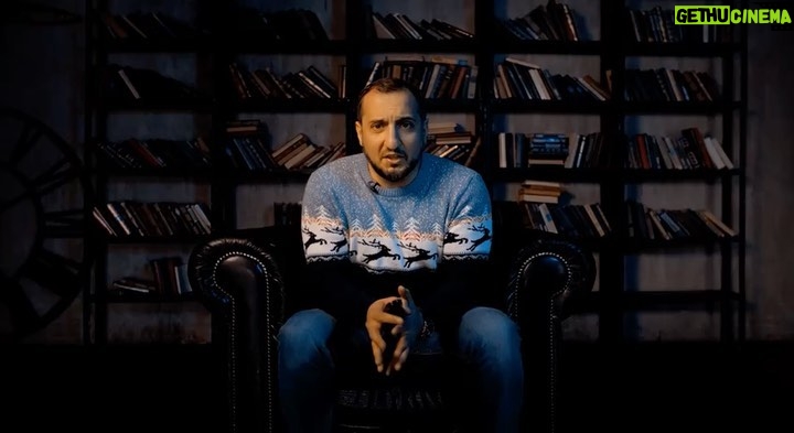Ararat Keshchyan Instagram - Пенальти, штанга, выход один на один с вратарем, желтая или красная. Как много волнующих моментов дарит нам футбол. Нам, преданным фанатам этой игры. И всегда это жаркие дебаты с поклонником команды соперника: «Красиво? Справедливо? Было или нет нарушение?» Теперь всё стало проще. Даже если арбитр не увидит, гигантский экран LG OLED 77 покажет всё. В самых мельчайших подробностях. Детализация 4K, звук Dolby Atmos и ощущение что не дома, а на стадионе, прям на Old Trafford. Теперь передо мной дилемма: смотреть в баре с друзьями на обычном экране, или дома, с детьми и полным погружением в атмосферу семидесяти тысячного стадиона? Одно успокаивает. С сегодняшнего дня этот вопрос будет мучать и вас, уважаемые поклонники футбола. 😈🤟🏼✌🏼 @lg_rus #LGTV #LGOLED #LGOLEDTV #LGСX #LGOLED77СXRLA