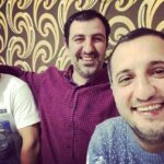 Ararat Keshchyan Instagram - Самвелик облысел. Я его догоняю пока соревнуясь с Карлухой в объеме седины. Нам по сорок, но у нас всё ещё много поводов для улыбок, как и почти тридцать лет назад. Гагра. Сосновая 8. В одной руке молоток, в другой обломок рашпиля. Я в подвале, в очередной раз мучаюсь над извечной проблемой моего «боевого» товарища, велосипеда «Десна 2». Клин в педали вечно ржавел и застревал. А поскольку система подшипников на «большой звездочке» была не идеальна, часто приходилось перебирать всю систему. С улицы послышалось повседневное «Ало». Ударение на А. Это было уменьшительно-ласкательное от «Аро», уменьшительно-ласкательного от «Арарат». -Карлуха, я в подвале. Он зашёл и начал по привычке со смеха: -Опять? -Да, опять. Подержи. Карлен взял рашпиль двумя руками, а я что есть силы треснул молотком. Клин вылетел с другой стороны и затерялся в мелких деталях разбросанных по полу. Его доверие не было каким-то безрассудством или безразличием к своим пухленьким пальчикам. Оно было обосновано опытом. С юных лет мы могли не только разобрать и собрать велосипед, но и помочь отцу с машиной, построить хижину в роще, смастерить любое оружие из любимых фильмов(гарпун, огнемёт, арбалет и т.д.). Рукожопость в наше время было исключением, понятием больше странным, чем необычным. Мы быстро привели в порядок мой байк и начали планировать очередной марш-бросок. А вечером опять чинить, ведь велики у нас были отечественные. Я обкатал Десну, попрыгал с трамплина(горки во двор к Жорику) и утвердительно кинул Карлену: -Готов. Выкатывай свой и погнали за Самвеликом. День был солнечным. Лето. Каникулы. Ни забот, ни хлопот. Пора искать приключения на детский фотоальбом. В нем была масса фотографий с нашими довольными улыбками на лице и синяками и ссадинами на теле. Всё шло к очередной «фотосессии». Мы уже хотели покатить к дому друга, как вдруг он сам подбежал к нам. Лицо сияло, глаза горели. Такой восторг на лице пацана мог быть только по исключительному поводу. -А’ло, давай быстрей к тебе, а то уплывет. Потеря времени при таком вбросе была глупостью. Уронив своих железных коней мы кинулись вверх по лестнице на нашу мансарду. ⬇️⬇️⬇️ Абхазия, г.Гагра
