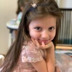 Ararat Keshchyan Instagram - Год назад я обещал Еве, что когда бабушка поправится, я куплю ей в Сочи кролика. Там она сможет с ним играть, а когда будем уезжать в Москву, бабушка будет смотреть за ним. Недавно, когда мы были там, Ева зашла к маме в комнату. Она лежала в постели, рядом сидел Ашот. Ева немного смущалась и нерешительно стояла у двери прижав что-то в маленьких ладошках. Ашот сказал: «Подойди, не стесняйся». Она подбежала и крепко обняла бабушку. Маме было тяжело, но она растеклась в улыбке. Потом, Ева поцеловала её, засунула то, что прятала в руках ей за пазуху и убежала. Мама сунула руку и достала вырезанное из бумаги и разукрашенное в яркие цвета сердечко. Давно в глазах мамы не было столько счастья. Позже Ева спросила: -Папа, а когда выздоровеет бабушка? -Ты так сильно хочешь кролика? -Да, и чтобы бабушка выздоровела. 🙏🏼 Евочка, девочка моя, я обязательно куплю тебе кролика.