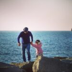 Ararat Keshchyan Instagram - Кому-то может показаться, что маленькая, испуганная девочка держится двумя руками за папу. Но знающие Еву люди прекрасно понимают, что эта бандитка пытается вырваться, дабы умчаться по камням восвояси. #ЕваАраратовна Adler Microdistrict
