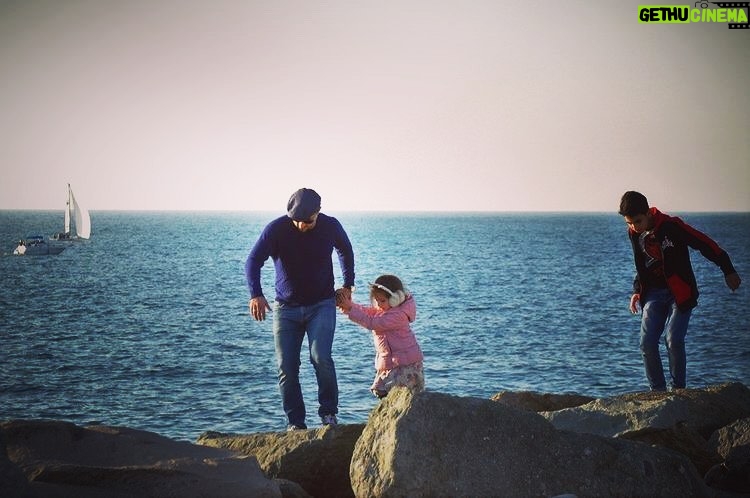 Ararat Keshchyan Instagram - Кому-то может показаться, что маленькая, испуганная девочка держится двумя руками за папу. Но знающие Еву люди прекрасно понимают, что эта бандитка пытается вырваться, дабы умчаться по камням восвояси. #ЕваАраратовна Adler Microdistrict