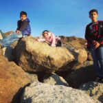 Ararat Keshchyan Instagram - Вчера Ева Араратовна осваивала паркур на камнях Имеретинской бухты. Попытка догнать Гришу была тщетной, но зато как профессионально она измотала папу, просто закачаетесь. 🤟🏼 Adler Microdistrict