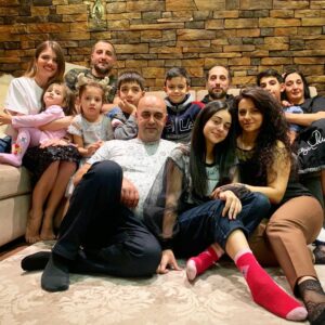 Ararat Keshchyan Instagram - Новогодний тренд, фото с семьей. Поддерживаем и продолжаем. Ловите 1/4 нашей. 😄💪🏼
С Новым годом!!!