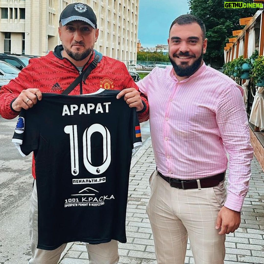 Ararat Keshchyan Instagram - Спасибо за приглашение в большую семью @van_ararat_moscow. Бегать ещё не могу, но форма есть. Отлично. Хорошо играть не обещаю, но сильно кричать на игроков и подгонять их-легко. GGMU 🤙🏼