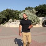 Ararat Keshchyan Instagram - В нашей передаче часто попадаются темы, которые с легкостью могли бы стать основой для написания сценария фильма. Причём, бывают и драмы, и боевики, и комедии тоже случаются. Но чаще всего, конечно же, это шпионские истории. Детектив. Команда @nefact_tv представляет вам одну из них. История, в которой вам самим придётся решить, ставить точку или многоточие. Это нам сейчас кажется, что мы живем в эпоху больших перемен. Сто лет назад весь мир стоял на пороге большой, глобальной перезаварки. Приятного просмотра. #нефакт #нефакттв