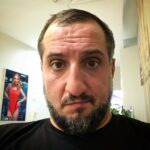 Ararat Keshchyan Instagram - Как же я соскучился по железкам. Пришёл в @xfit.monarch. С улыбкой на лице и жирком на пузе, прям залетел в зал. А эти железяки как набросились на меня, как начали пинать. Даже самая легкая добивала уже полумертвое тело на полу. Это было не красиво, честно говоря, но я отомщу. Сброшу десяточку и поговорим один на один с каждой двух килограммовой гантелькой. А пока... надо поесть. 😄😄😄 P.S. Я один вижу женщину в красном? Я в матрице? X-Fit Premium