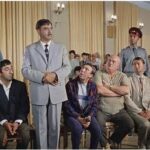Ararat Keshchyan Instagram - Встать, суд идёт. Ну что, начнём. Точнее, продолжим. Почти три месяца назад я ехал в аэропорт встречать семью из Сочи. По пути остановился купить цветов, в связи с чем съехал к магазину на дублере Ленинградки. Как раз объехал пробку возникшую из-за ремонта. Купил, сел в машину, тронулся. Передо мной едет BMW каршеринговый. Запомнил хорошо, поскольку он хамовато вёл себя за рулем, и если бы не семья, думаю уделил бы время воспитанию сопляка. Ну, ладно. Еду за ним. Он отрывается, и впереди, на Т-образном перекрёстке поворачивает налево и выезжает обратно на Ленинградку. Я за ним. Вот тут моя ошибка, сплоховал и не заметил знак «поворот направо». Понял я это увидев перед собой сплошную. Но, как говорится, дело сделано, я уже на дороге, завершил манёвр, пересёк сплошную и повернул налево. Нарушил. Согласен. Не спорю. Проехав немало(это важно) увидел в зеркале машину ДПС с включёнными мигалками и остановился. И тут начался цирк. Инспекторы стали убеждать меня, что я выехал на встречную. На просьбу предоставить видео не реагируют, рисуют схему. Я пишу не согласие. Фраза от инспектора: «зачем вы усложняете? Хотите суд?». 😳😳😳 Запугивает гаденышь. В общем оформляют, я пишу не согласие. Разъезжаемся. Проходит время, я подъезжаю в отделение написать ходатайство. На проходной сотрудник полиции: -О, Арарат Геворгович, какими судьбами? Я: -Да вот, так мол, и так. Полицейский: -Не может быть. Кто писал? -Инспектор Савельев. -Аааааа, понятно. Эта фраза мне уже многое объяснила. Идём дальше. Написал, позже получил извещение о судебном участке и дате разбирательства. Позвонил адвокату, рассказал. Приготовились, приехали. В суде выслушали нас, нашу просьбу предоставить видеоматериалы и назначили следующее заседание. На это заседание пришли оба инспектора. И тут понеслось. Савельев: -Мы двигались по примыкающей улице в плотном потоке и всё видели. Во первых, в плотном потоке мог видеть только водитель и то высунув голову в окно. Видеорегистратор мог увидеть только заднюю часть впереди идущей машины, а сотрудник справа только Инстаграм в телефоне. Но видео есть, уверял он. Пригласили второго, и он доказал лидерство нашего автопрома на мировом рынке. ⬇️⬇️⬇️