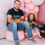Ararat Keshchyan Instagram - -Сядь рядом, девочка моя, сделаем фотографию на память. -Проблем нет, бать, но зачем эти шарики, пирожное и вся розовая фигня если я в чёрном? -Не обессудь, братан. Падай рядом, запилим фотку для инсты. #ДианаАраратовна