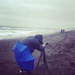 Ararat Keshchyan Instagram - Камчатка. Тихий океан. Оператору дали зонт, чтобы не намокла камера. Но перед этим мы заметили медвежьи следы на песке. Как вы поняли, он больше боится не зубов мишки. 😄😄😄 @nefact_tv #нефакт #нефакттв