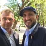 Ararat Keshchyan Instagram - Это мой друг, @advokat_sakharovskii . Он адвокат, и уже не первый раз помогает мне разобраться в хитросплетениях российского законодательства. Улыбаюсь я не от повода от самой встречи. Сегодня мы были на очередном заседании суда, где я пытаюсь доказать свою невиновность. Само по себе звучит конечно странно, но это данность. У нас так: не мне доказывают мою вину, а я свою невиновность. Но, не суть. Ситуация, наверняка, знакомая многим: нарушил одно, а пытаются навязать другое. Загвоздка в другом, инспекторы настаивают на том, что для такого грубого нарушения, которое мне вменяют, достаточно одного протокола, а я и КОАП РФ утверждаем, что слов маловато, надо бы подтвердить картинкой(фото или видео). Забегая вперёд скажу, что смешного было много. Обо всем в подробностях потом, а пока... Выдержки из заседания суда Уважительную форму обращения «Вы» намеренно пишу с маленькой буквы, поскольку, естественно, никакого взаимного уважения и нет. Я: -Насколько мне известно, для оформления правонарушения требующего рассмотрения комиссии необходимо подтверждение фото или видеоматериалами? Инспектор Савельев: -Для оформления правонарушения мне было достаточно визуального освидетельствования. Я: -Как так? Внимание, отвечает инспектор Савельев: -Вот так. Что тут добавишь? Ровным счетом ничего. Я собираю остатки сознания: -Как мне прокомментировал знакомый инспектор, в таком случае, если нет фото или видео, я могу просто сесть в машину и уехать. Савельев: -А что ж вы не уехали, я же вас не держал? Я: -Т.е. я должен был уехать от инспектора, который меня остановил? -Ну да. Тут очередное разрушение сознания. Оказывается можно уезжать от инспектора, если вас что-то не устраивает. Я продолжаю, хотя мозг в этот момент переваривает новую реальность: -А как я уеду, если у вас мои водительские права? А теперь внимание ответ эрудита: -Вот так. Где-то я уже это слышал. Я начинаю закипать. Меня вовремя останавливает Илья: -Потом. Они и так тут лишнего наговорили. Благо, судья на этот раз был настроен к максимально объективному рассмотрению вопроса, но подождём. О дальнейшем развитии событий, кому интересно, следите в ленте на странице.