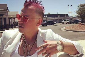 Ararat Keshchyan Instagram - Дорогие друзья, с прискорбием сообщаю вам, что Андрей Гайдулян актер. Скорбит театр, скорбит кино, но... это данность, это факт. Прошу вас отнестись с пониманием и терпением. Но если вдруг вы не равнодушны к искусству, напишите ему в личку #андрейуходи. 
Тик-ток тебе пухом, брат мой. 🙏🏼