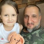 Ararat Keshchyan Instagram - Дика -Пап, мне наш дом в Соци больше нлавится, цем в Москве. -Так у нас нет в Москве дома. У нас квартира. А дом у нас в Сочи. -А какая лазница? -Ну, дома есть свой двор, своя территория. Вокруг свобода. А в квартире так не разгуляешься. -Так постлой в Москве дом. -Даже если я построю в Москве, мой дом будет в Сочи. Понимаешь доченька, в жизни есть главные… -А кто сильнее Леди Баг с Супелкотом или Цайевны? #дианаараратовна Адлер, Сочи
