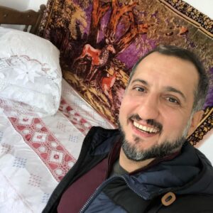 Ararat Keshchyan Instagram - Я узнал куда уходит детство! В Пермский край, село Кыласово, музей Истории Сибирского тракта. 
Самый уютный музей. Захотелось лечь на эту кровать и провалиться в глубокий сон, чтобы...
Чтобы по лестнице подниматься  закидывая маленькие ножки с разбитыми коленками. Чтобы ложки опять стали большими и пришлось их обхватывать всей ладонью. Чтобы побегать по высокой траве. Чтобы взобраться на плечи отцу и усесться  на шее, ухватившись двумя руками за его густые кудри. Чтобы...