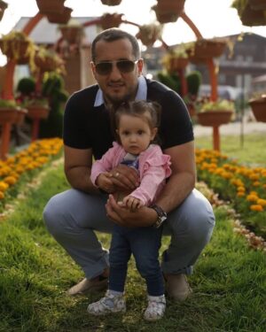 Ararat Keshchyan Instagram - -Папа, а что там такое страшное?
-Пока папа рядом, Дианочка, всё самое страшное просто смешное. 
-Классно. Эй медведь, ты жирная тварь. 
-Умничка, дочка. А теперь побежали смеяться в машину.