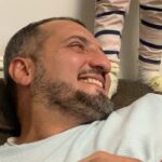 Ararat Keshchyan Instagram - Вчера по фейстайм сказал Диане, не надо на маме прыгать, сломаешь. Прыгай на папе, он большой и сильный. Как говориться, никто тебя за язык не тянул, папа. 🤣🤣🤣