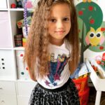 Ararat Keshchyan Instagram - Циничный, прагматичный ум и лицо ангела. Ева: -Мама, ты умеешь готовить чебуреки? Катя: -Ева, если хочешь, завтра позвоним бабашке и спросим рецепт, приготовим с тобой. (Они с бабушкой каждую встречу готовят чебуреки. Это традиция) -Давай. -Ты соскучилась по бабушке Ире? -Нет. -Нет? -Нет. Я просто хочу в Казахстан. -А что там? -Там диван для барби полностью раскладывается. 🤣🤣🤣🤣🤣🤣🤣 Моя!!! 😎😈🤪