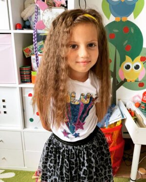 Ararat Keshchyan Instagram - Циничный, прагматичный ум и лицо ангела. 
Ева:
-Мама, ты умеешь готовить чебуреки?
Катя:
-Ева, если хочешь, завтра позвоним бабашке и спросим рецепт, приготовим с тобой. (Они с бабушкой каждую встречу готовят чебуреки. Это традиция)
-Давай.
-Ты соскучилась по бабушке Ире?
-Нет.
-Нет? 
-Нет. Я просто хочу в Казахстан.
-А что там? 
-Там диван для барби полностью раскладывается.
🤣🤣🤣🤣🤣🤣🤣
Моя!!! 😎😈🤪
