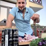 Ararat Keshchyan Instagram - Более трёх месяцев в Сочи. Самый долгий приезд домой за последние 15 лет. Каждый день рядом семья, каждый вечер в гостях друзья. Мангал, мясо, стол, веселые истории. Полный дом гостей. Perfetto!!!  Как нельзя кстати в этой череде встреч новинка "Балтика Авторское Решение". Отличный эль!  У меня есть предложение. Да что ж я такое говорю, у @so.avtor и @pyaterochka_official есть прекрасное предложение. Как сказал бы Леонид Аркадьевич: «Приз в студию» тому, кто поддерживает такую концепцию. Даже не так. Предлагаю каждому попробовать стать соавтором нового вкуса. Вот теперь так. Для этого:  1. Найди баночку «Балтика Авторское Решение» в любой «Пятёрочке».   2. Напиши на ней креативную фразу. Можно и остроумную.   3. Выложи с хештегом #СтаньСоавторомв5ке, отметь @so.avtor @pyaterochka_official чтобы подпись смогли найти и оценить . 4. Получай отличные призы.  Подробности тут @so.avtor  Впереееееееееееед! Пятёрочка