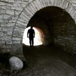 Ararat Keshchyan Instagram - Мы всегда лицом к светлому будущему. Лишь бы нам этот свет впереди не выключили.