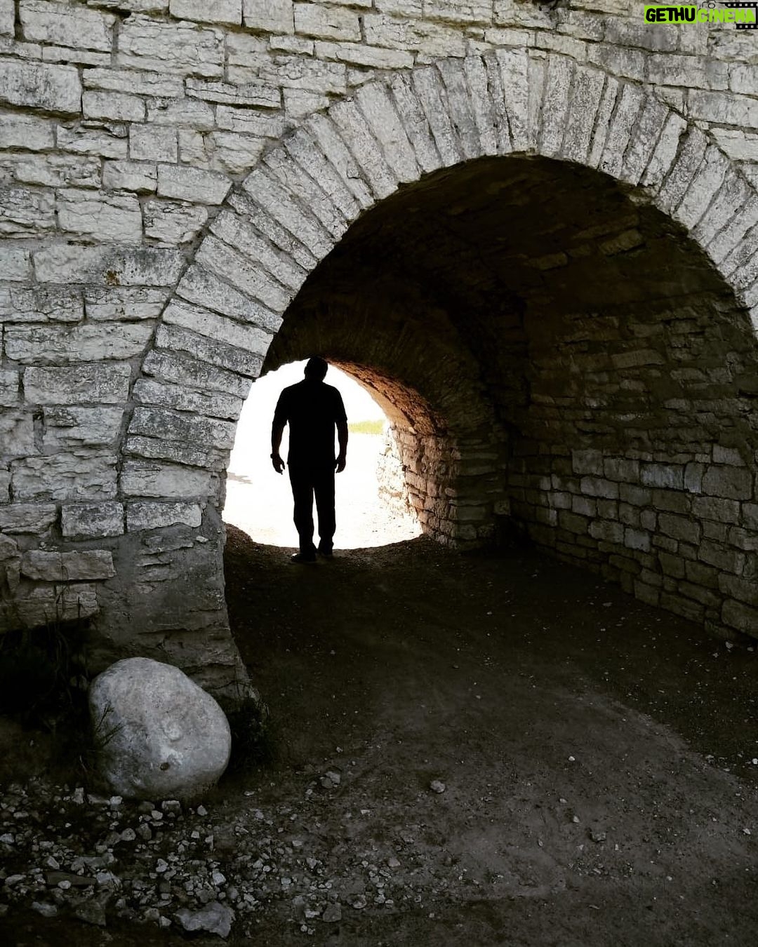 Ararat Keshchyan Instagram - Мы всегда лицом к светлому будущему. Лишь бы нам этот свет впереди не выключили.