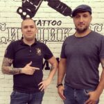 Ararat Keshchyan Instagram - Качай бицуху с помощью пищевой пленки. Не знаешь как? Спроси у этого типочка! Раньше я качал бицуху гантелей 15 кг. А после этого типочка уверенности стало больше. Больше пищевой пленки, больше уверенности и точка. Егор, спасибо. Хорошая работа. Хештэгчтоподповязкой Тату-студия "СиндикатFamily”