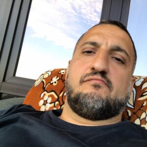 Ararat Keshchyan Instagram - В списке значимых для меня фраз «Тебе не идёт борода» занимает почетное 27568-е место, как раз между «О, смотри, слизняк на рельсах» и «Айда к нам, в Единую Россию». Но сегодня есть шанс опустить её ниже. Это я так, интуичу. 😎🤟🏼✌🏼