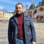 Ararat Keshchyan Instagram - Приехал я в Москву, она пустая. Смотрю, Собянин пред мавзолеем подметает. -Сергей Семёныч,-говорю,-а хозяева-то дома? -Шутить изволишь, Арарат?-ответил он, но вдруг добавил,-, все на работе. С тоскою он это сказал, с тоской и взгляд его упал. И я пошёл убрав в карманы руки, а позади скребла метла по новеньким бордюрам. 😎 Убил пять минут времени и собираем дальше стулья 😄😄😄 Adler Microdistrict