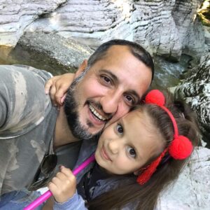 Ararat Keshchyan Instagram - Вырвались в каньон. 
Ева увидела охотничий нож у меня на ремне. -Папа, зачем тебе этот большой нож?
-Чтобы защищаться, если нападут волки. -Тогда я сачок возьму. Розовый. Буду тебе помогать. 😎 
Не знаю как она планировала это делать, но возражать я не стал. 😄😄😄
#ЕваАраратовна 🤟🏼