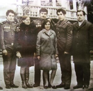 Ararat Keshchyan Instagram - Это мой дед, Кещян Ашот Саркисович. Трое в форме его сыновья: Вардан, Арташес и Геворг. 
Правила жизни нашего фронтовика: защищать родину кровью, воспитать сыновей мужчинами, жить честно, держать голову высоко, не врать и не бояться. С этими людьми можно было строить будущее. 
Спасибо, дедушка! Спасибо, родной! 
С праздником всех!
 #9мая #деньпобеды