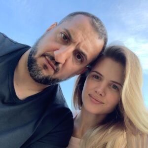 Ararat Keshchyan Instagram - Я, конечно, поражаюсь. Мне 42, и наличие нескольких седых волос не даёт покоя никому. А то, что у молодой, красивой девушки вся голова белая ничего? Что за дискриминация?!