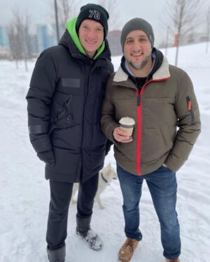 Ararat Keshchyan Instagram - С будущим «Народным». Именно так подписал бы @aburkovskiy эту публикацию, будь у него это фото. Но, фото у меня, значит и подпишу её так я. 🤟🏼✌🏼😎
Дети в школу, папы пить кофе и выгуливать собаку.