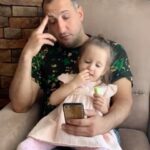 Ararat Keshchyan Instagram - Ни одно видео не может быть просто сохранено без просмотра главным редактором. После каждого направленного на них телефона звучит фраза: -Папа, акази видё. 👸🏼 #ДианаАраратовна