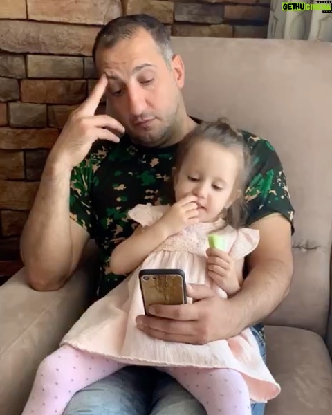 Ararat Keshchyan Instagram - Ни одно видео не может быть просто сохранено без просмотра главным редактором. После каждого направленного на них телефона звучит фраза: -Папа, акази видё. 👸🏼 #ДианаАраратовна