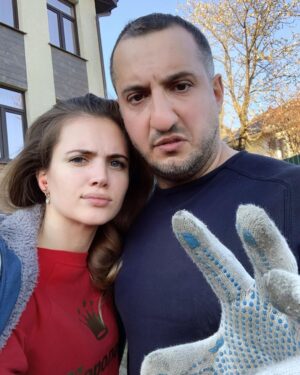 Ararat Keshchyan Instagram - Приехал домой, осмотрелся: ну пару дней легких бетонных дел и денёк вокруг самого дома прибраться. Прошло десять дней, работы ещё на месяц. 😄
В ближайшее время планирую стройку пацхи. Веду набор алковолонтёров готовых работать за домашнее вино, зелень и сыр. 😎🤟🏼✌🏼