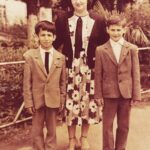 Ararat Keshchyan Instagram - В детстве для счастья достаточно малого. Бегу по гальке линии берега тёплого чёрного моря. Небольшие камушки, размером с ноготь, прилипают к ступне, затем отлетают на замахе и бьются о спину. Опережая на десяток шагов, от меня убегает мой друг, умирая от хохота. Напакостил, зараза. Тем и доволен. В глазах рябит луч, напоминающий блик в объективе камеры. Очередной солнечный день в Гаграх. Мама уже солит купленную горячую кукурузу. Артурика я не догнал. Выдохся и швырнул в него горсть мелкой гальки. Мы медленно плетёмся назад. Он придерживает безопасное расстояние периодически бросаясь колкими шуточками. Я обзываюсь в ответ. Мы грызём кукурузу. На лице моего друга застревает зерно. Меня это смешит. Я не сдерживаю эмоций. Он смущён, я отмщен. P.S. На первом фото все герои рассказа. На втором, балкон над тем самым пляжем, а на балконе тот самый Артурик 35 лет спустя.