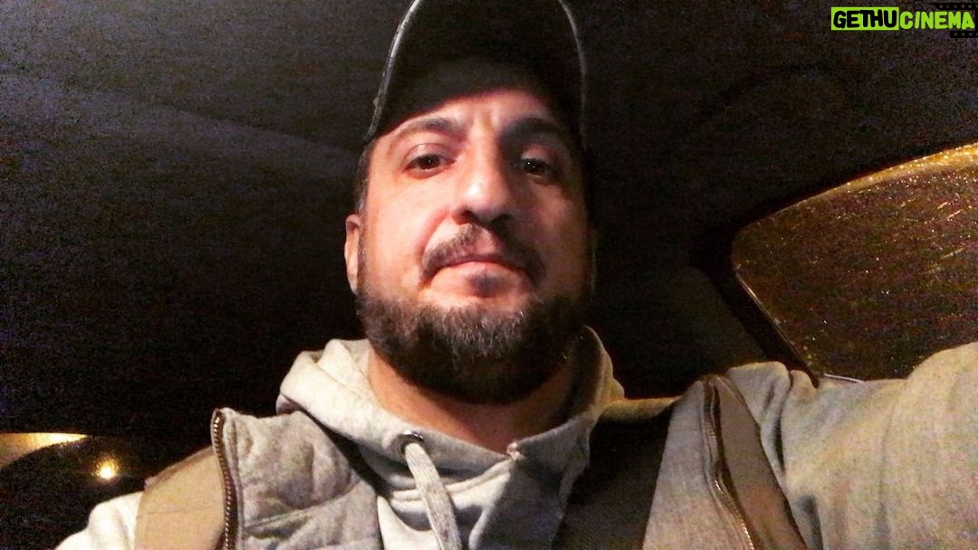 Ararat Keshchyan Instagram - Вот с такими мыслями еду снимать выпуск @nefact_tv про Рюрика. 😄🤷🏻♂️