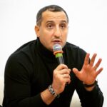 Ararat Keshchyan Instagram - Недавно в медиацентре «Воробей» состоялась встреча с будущими журналистами. Говорили о видении профессии сегодня, о тенденциях, о влиянии медиа на мнение общества и на формирование взглядов. О необходимости независимых, объективных СМИ. Об утопичности фейковых новостей в эру интернета и наоборот. О том, на сколько важно сейчас авторитетное имя в журналистике и как такое имя завоевать. Любопытно: прошерстив тему от старой школы до современных веяний, от Познера до Дудя, мы ни разу не упомянули Малахова. Причём, установки такой не было. Просто никому не интересно. Показательный плюсик в карму подрастающего поколения. Хорошо поговорили. Особенно понравился вопрос от юной журналистки: «Арарат, а какой вопрос Вы ждали, а его не задавали? На какую тему Вы бы сами хотели поговорить?» До сих пор думаю. Кстати, возможно вскоре состоится встреча со студентами факультета журналистики МГУ. Как знать, может быть именно там найдётся пытливый ум, который задаст тот самый вопрос и я часа на два займу микрофон. А пока всё. С вами был Арарат Кещян. До встречи в Инсте.
