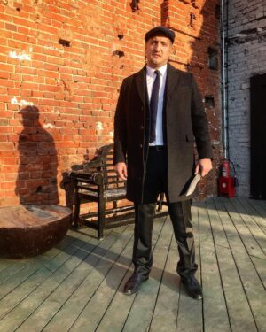 Ararat Keshchyan Instagram - Я тут спасибо хотел сказать ребятам из @_klinok.ru_ Пока думал, как написать сходил на «Джентльменов» Гая Ричи. Всё сошлось. Кино потрясающее. Нож бомба. А фото... фото я, пожалуй, отправлю на пробы сиквела к новому творению дяди Гая. #хорошеекино