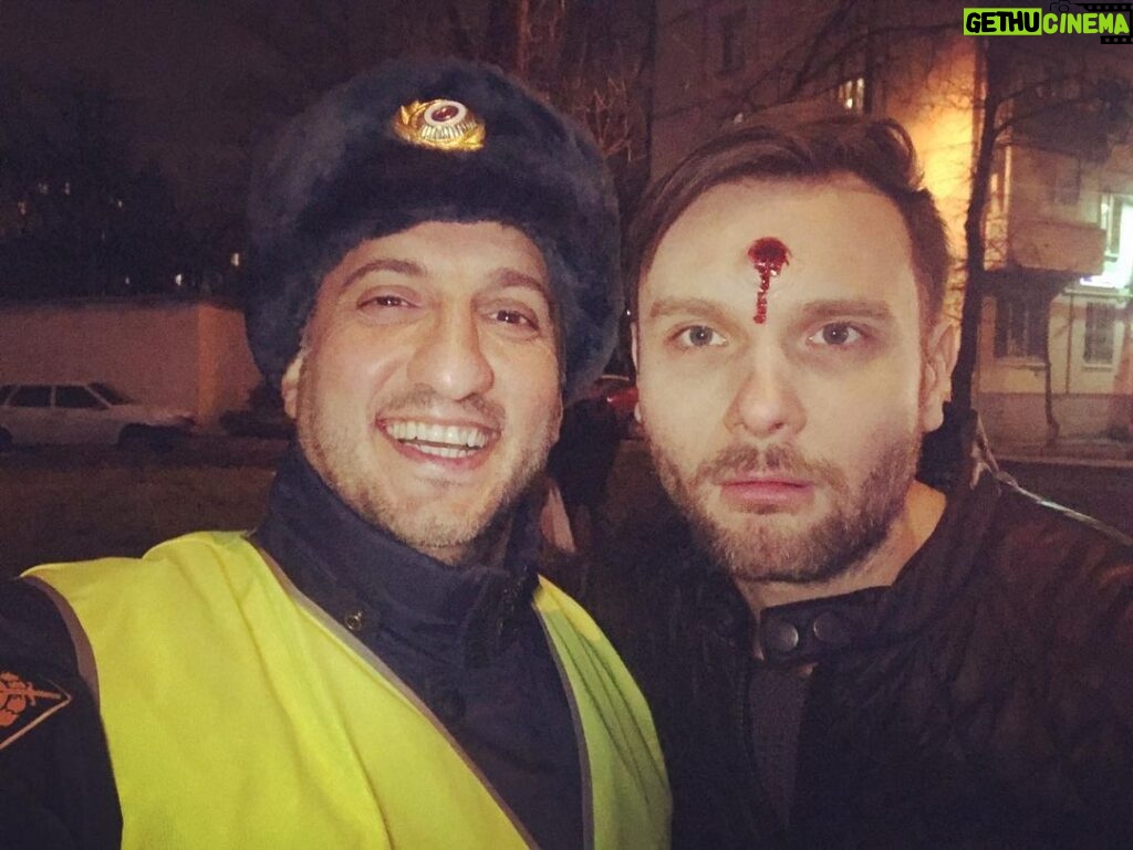 Ararat Keshchyan Instagram - В подтверждение слов о том, что у актеров всегда чердачок немного свистит. Не в первый раз я, в полицейской форме, доставляю моему другу, @voffkafeklenko, сложности. А почему бы и нет. 😎 THE MOSCOW CITY