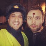 Ararat Keshchyan Instagram - В подтверждение слов о том, что у актеров всегда чердачок немного свистит. Не в первый раз я, в полицейской форме, доставляю моему другу, @voffkafeklenko, сложности. А почему бы и нет. 😎 THE MOSCOW CITY