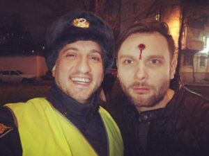 Ararat Keshchyan Instagram - В подтверждение слов о том, что у актеров всегда чердачок немного свистит. Не в первый раз я, в полицейской форме, доставляю моему другу, @voffkafeklenko, сложности. А почему бы и нет. 😎