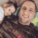 Ararat Keshchyan Instagram - Лежу, работаю со сценарием. В башке бардак, и на лице, видимо, тоже, раз Дианка сжалилась. -На папа, делжи. Это тебе. -Что это? -Селдечко в селдечке. Маленькое моё, бойфое твоё. Сначала раскис, но на всякий случай уточнил: -Дианочка, ты что-то хочешь? -Нет, папа. 😳 «Раскис 2» P.S. В четыре года женщины всё ещё бескорыстны. В семь-уже нет. Ловим точку невозврата. 😄😄😄 #ДианаАраратовна 🤟🏼 Имеритинская Набережная
