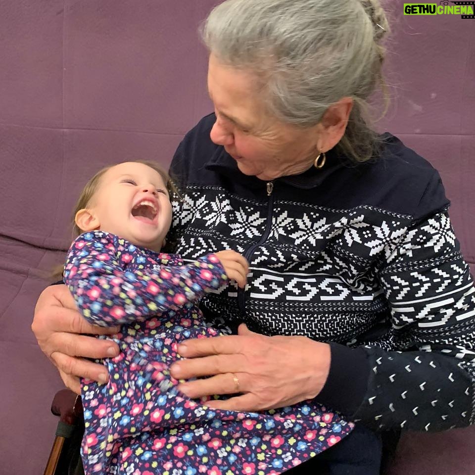 Ararat Keshchyan Instagram - Мать этой девочки, дочь той, которая называет мамой эту женщину. #ДианаАраратовна счастлива знакомству с прабабушкой.